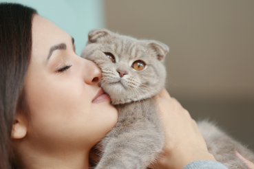 jeune femme portant un chat