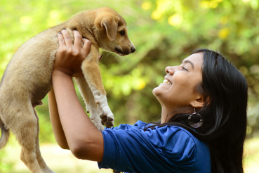 fille qui porte un chiot