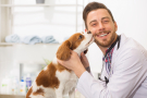 vétérinaire qui se fait lécher par un chien