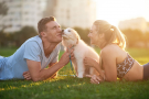 jeune couple avec un bébé chien