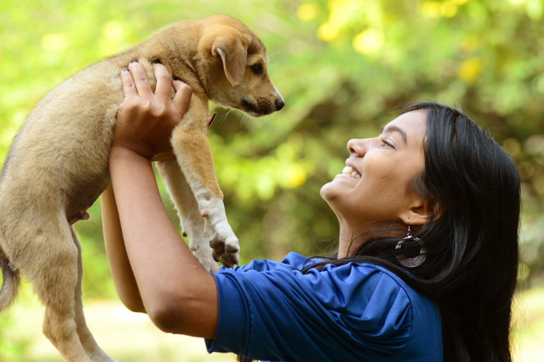 fille qui porte un chiot fille qui porte un chiot